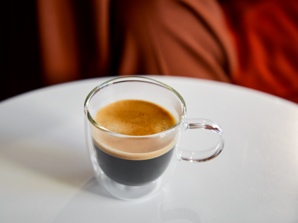 Expresso posé sur une table
