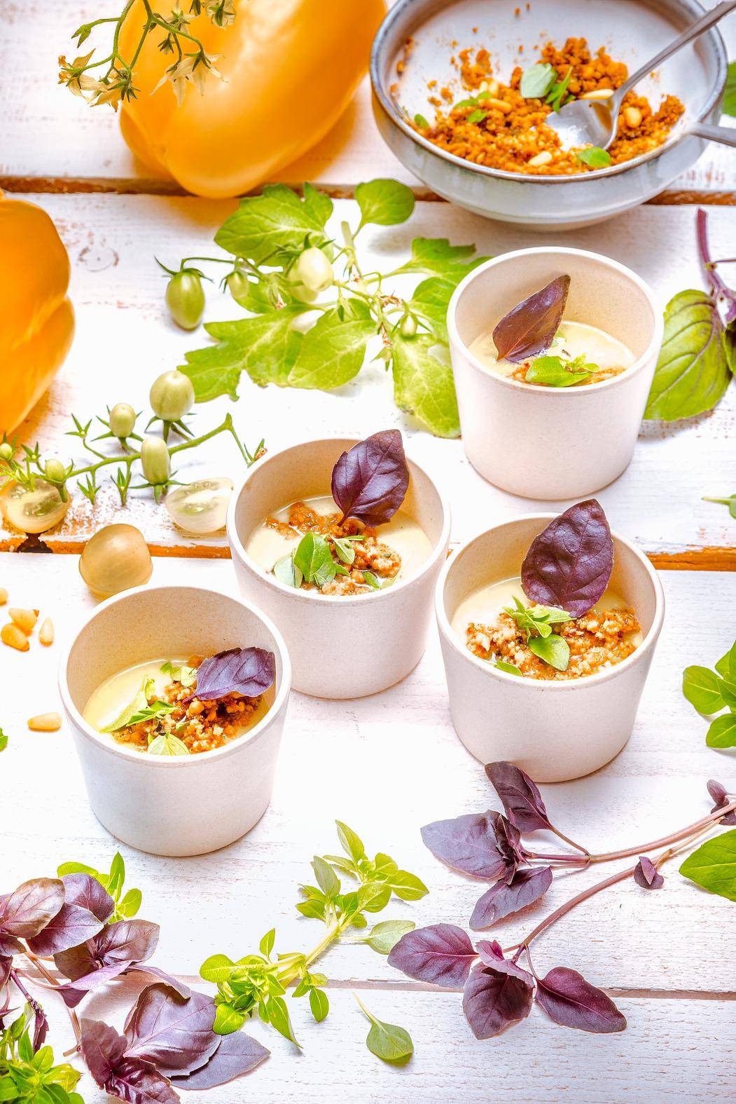 Gelbe Paprikagazpacho mit Basilikumstreuseln - Rezepte Prep & Cook | Krups