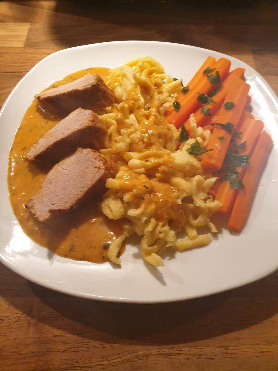 Schweinelende mit Orangen-Pfeffer-Soße, Karotten und Spätzle - Rezepte Prep & Cook | Krups