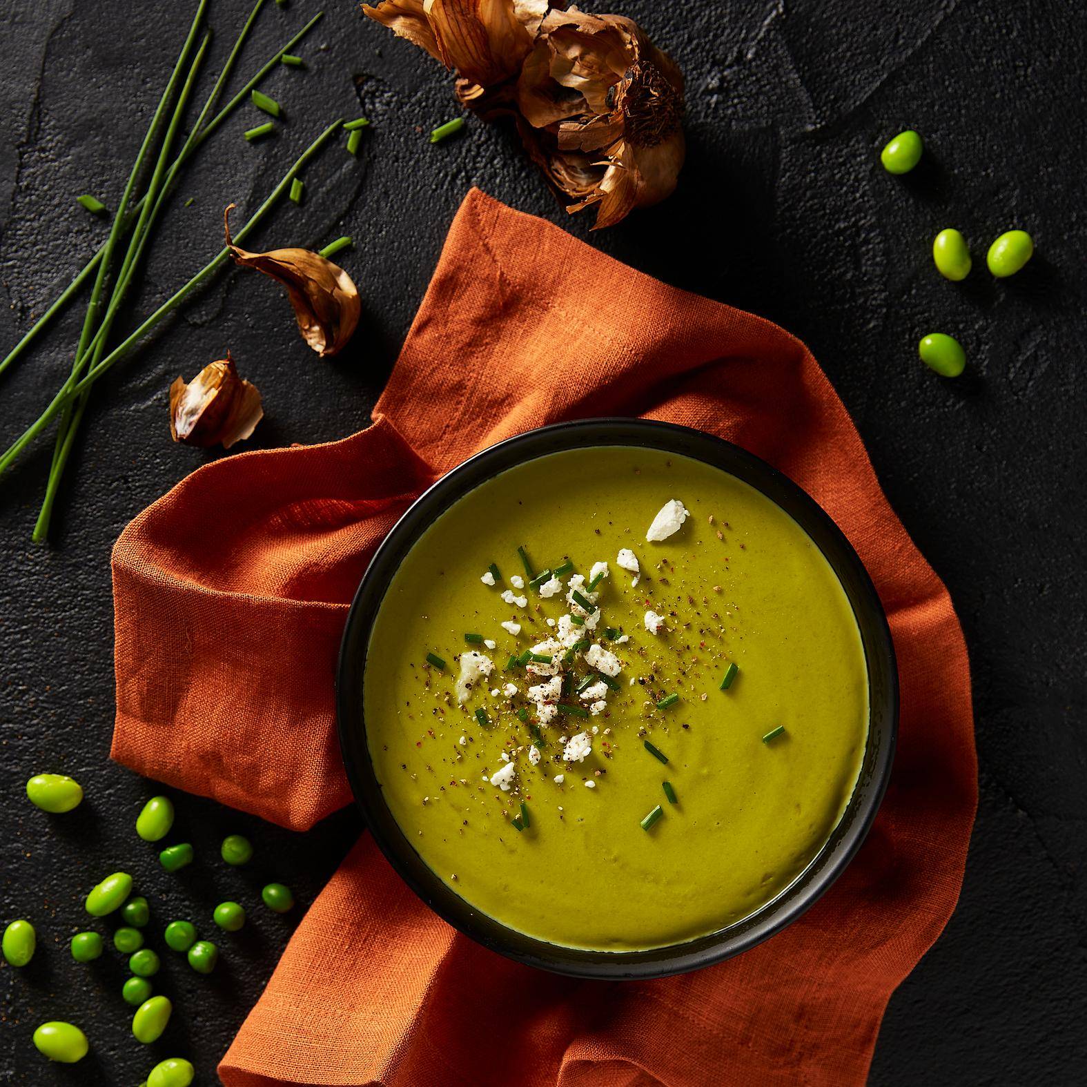 Erbsen- und Edamame-Suppe mit Ziegenkäse und schwarzem Knoblauch - Rezepte Perfectmix Cook | Krups