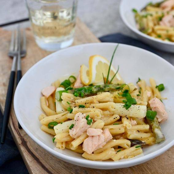 One-Pot-Pasta mit Lachs & zweierlei Spargel - Rezepte undefined | Krups